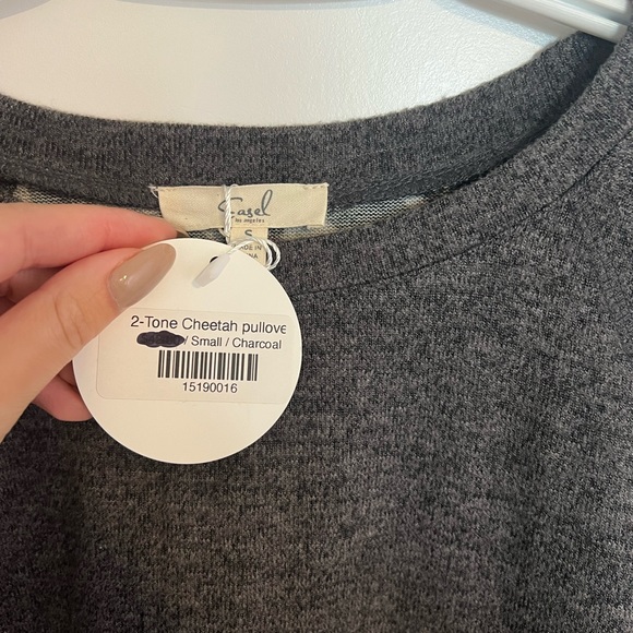 NWT Easel Two Tone Plush Pullover - Picture 4 of 6